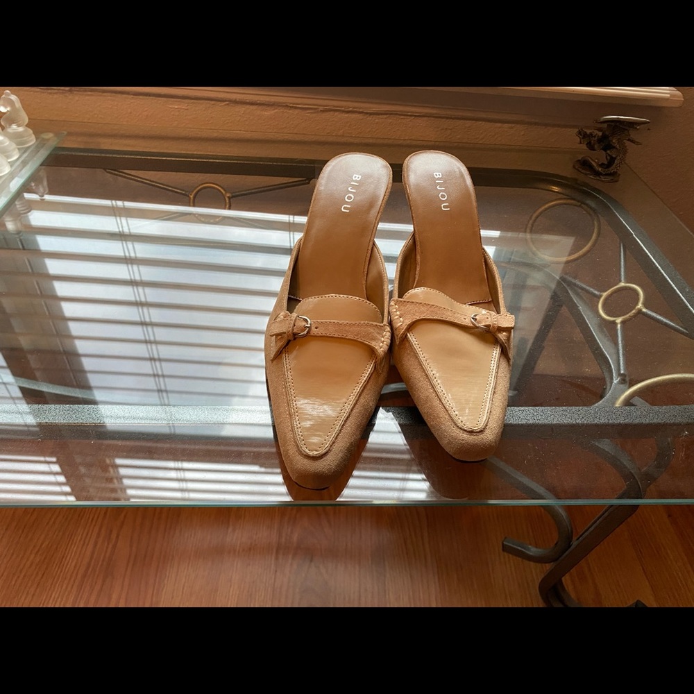 Suede and leather small heeled shoe
